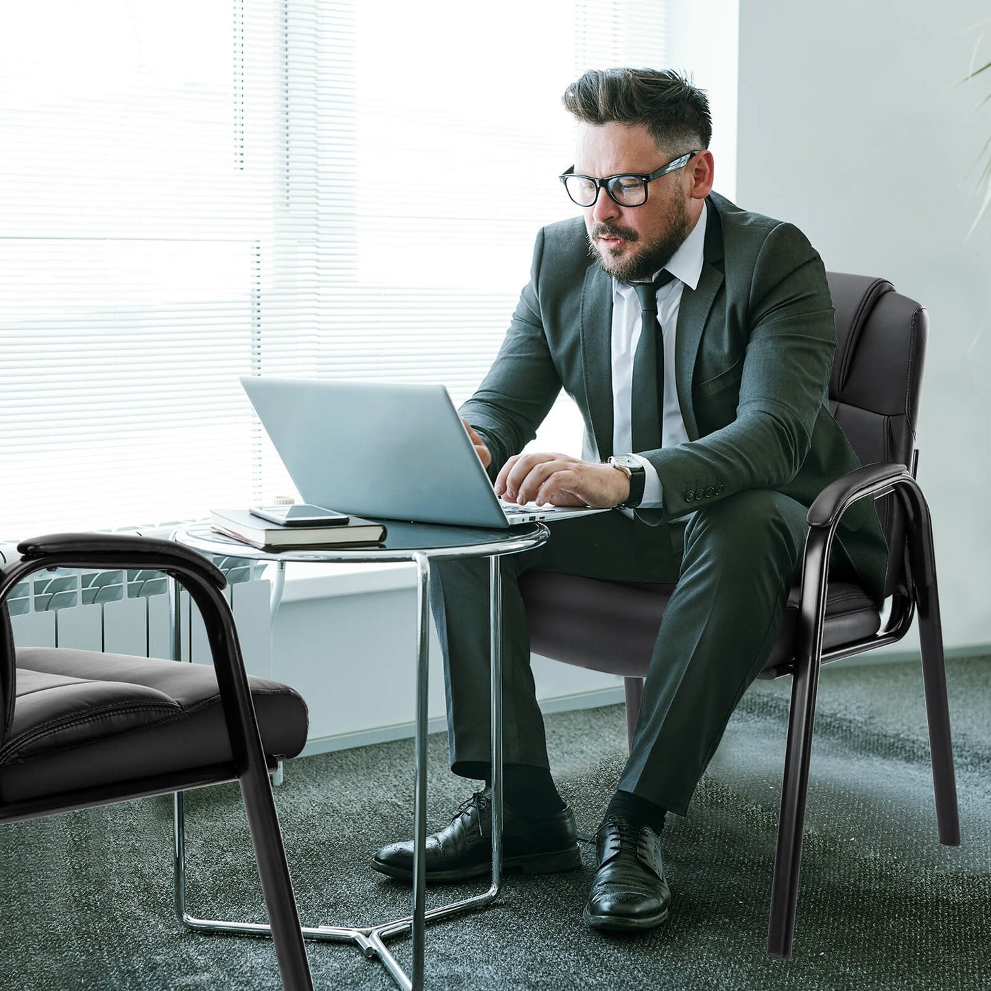 Sweetcrispy PU-Leder gepolsterter Bürostuhl mit Armlehnen und Metallgestell für Büro und Empfang